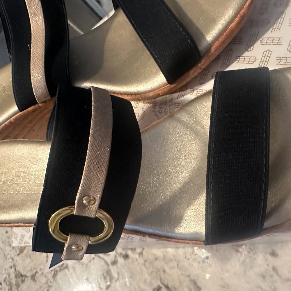 Italian Shoe Maker - Navy Sandal with Gold bank/Ring. US size 8,5  New Box